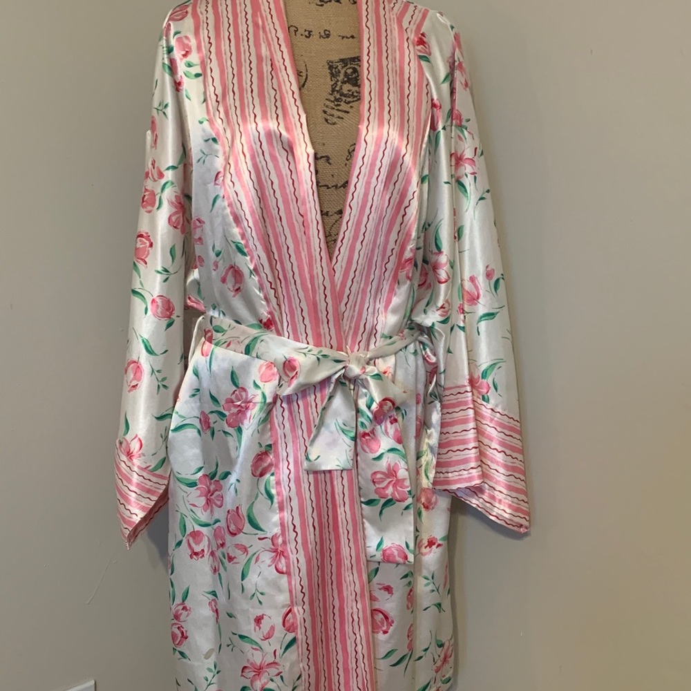 Pink & white striped floral satin feel robe. Sz 2X